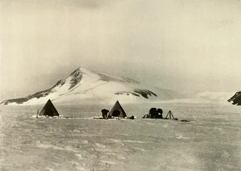 O Acampamento Abaixo do Cloudmaker., C1908, 1909