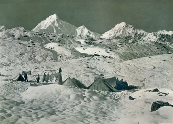 O acampamento abaixo de Jongsong La, c1903