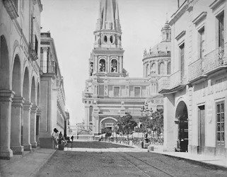 A catedral em Guadalajara, México, c1897.