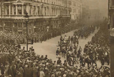 As ruas da cidade Queen Victoria Street para assistir ao novo Lord Mayor e sua procissão, c1935.
