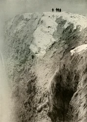 A cratera de Erebus, 900 pés de profundidade e meia milha de largura, 1908, 1909.