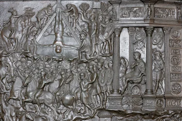 A Crucificação de São Pedro - Detalhe de um portal - Porta de entrada frontal da Basílica de São Pedro, Roma, Itália