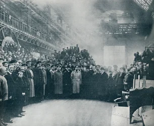 O Czar, levado entre os trabalhadores das grandes Obras de Munição e Engenharia de Putiloff, 1914