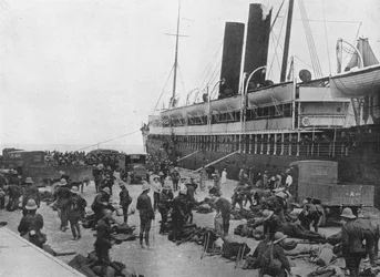 A Força Expedicionária de Dardanelos estabelece: Um transporte carregando em Alexandria, 1915