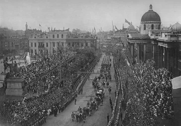 O Jubileu de diamante: Carruagem da rainha Victorias passando pela Galeria Nacional, Londres, 1897 1906