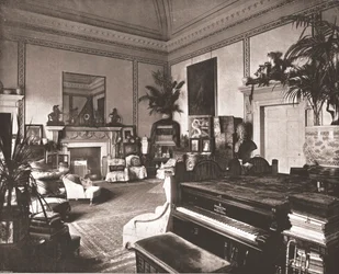 A sala de estar no alojamento branco, Richmond Park, 1894.