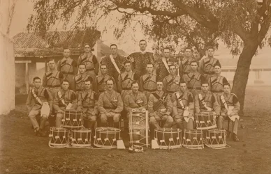 Os tambores e cornetas do primeiro batalhão, o Queens possuem o Regimento Royal West Kent. Poona, Índia,