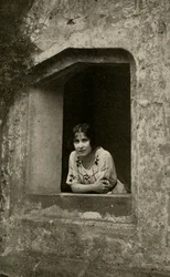 A duquesa na abadia de Bisham, 1928.