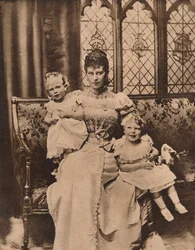 A duquesa de York com seus dois filhos, príncipes Edward e Albert, c1897 1935