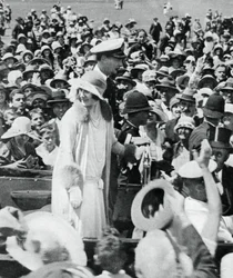 O duque e a duquesa cercaram multidões em Auckland, 1927, 1937