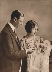 O duque e a duquesa de York no batizado da princesa Elizabeth, 1926