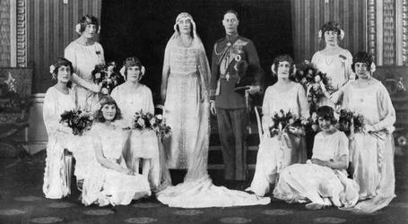 O duque e a duquesa de York cercados por suas oito damas de honra, 1923