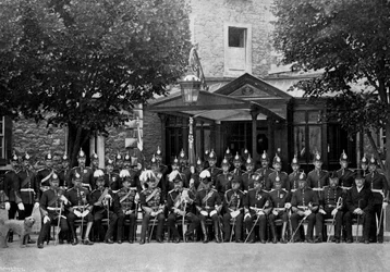 O duque de Saxe-Coburg e Gotha e os oficiais da divisão de Plymouth, 1896