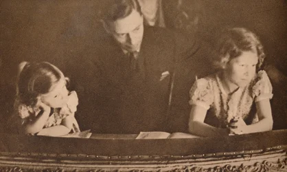 O duque de York e as princesas Elizabeth e Margaret na pantomima, 6 de fevereiro de 1935.