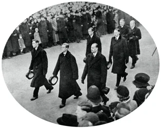 O duque de York e seus irmãos na procissão fúnebre do rei George Vs, 1936, 1937
