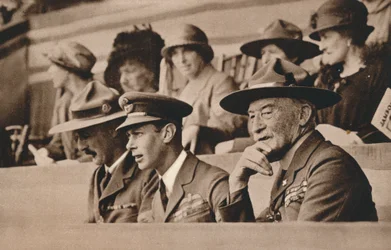 Mais tarde, o duque de York, rei George VI, com Lord Baden-Powell em um Jamboree, Wembley, 1924.
