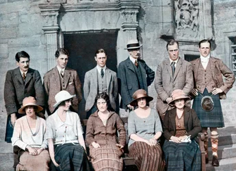 O Duque de York com a festa de tiro do Conde de Strathmores, Glamis Castle, 1921, 1923