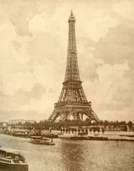 A Torre Eiffel, c1930.