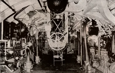 A sala de máquinas de um submarino da Holanda, c1916
