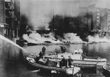 Os bombeiros estavam na vanguarda do perigo, 1941 1942