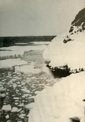 O primeiro local de desembarque, mostrando o gelo da baía saindo e se afastando para o norte, 1908, 1909