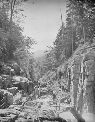 O canal, montanhas brancas de Franconia, NH, c1897.