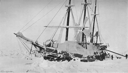 O Fram, quando escavado fora do monte de pressão. Fim de março de 1895, 1897