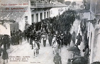 A Legião Estrangeira Francesa desfilando pelas ruas de Sidi Bel Abbes, Argélia, 1906