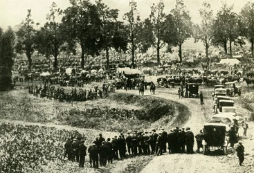 Os alemães prendem civis em Visé, na Bélgica, agosto de 1914, c1920.