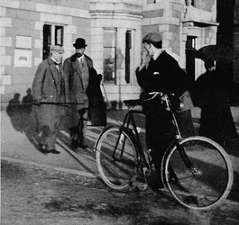 Grão-Duque Michael da Rússia saindo da Estação Ballater, 1900.