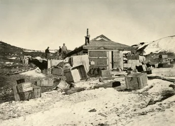 A cabana no horário de verão, sacos de carvão à esquerda, c1908, 1909.