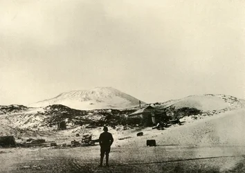 A cabana, com o Monte Erebus ao fundo, no outono de 1908, 1909.