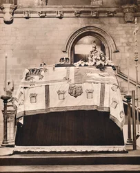A coroa imperial, a esfera e o cetro no caixão do rei Georges em Westminster Hall, 1936