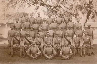 O pelotão indiano do primeiro batalhão, o Queens, possui o Regimento Real de Kent Ocidental. Poona, Índia, 1