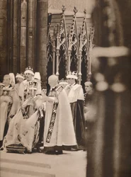 A entronização de Sua Majestade, representada com coroa e cetro, 1937