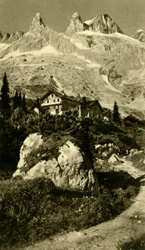 O Lindauer Hütte, no sopé das Três Torres, na Áustria, c1935.