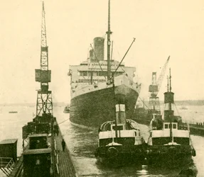 A doca seca entrando majestosa transportada por rebocadores, c1930.