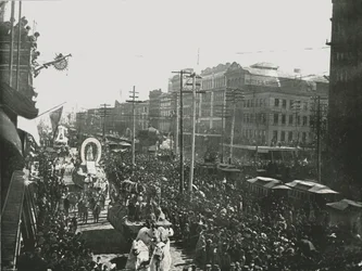 Mardi Gras desfilam em Canal Street, Nova Orleans, EUA, 1895.