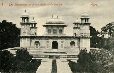 O mausoléu do príncipe Itmad-ood-Dowlah. Agra.