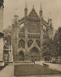 A frente norte moderna e a entrada principal da abadia, c1935.