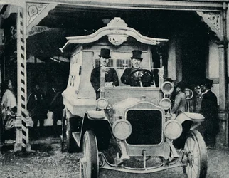 O carro fúnebre em traje oriental, c1935