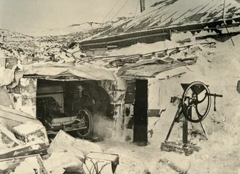 O automóvel na garagem e o triturador de milho à direita, c1908, 1909.