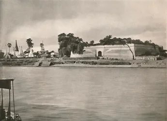 O forte de Murhla no Irrawaddy, 1900.