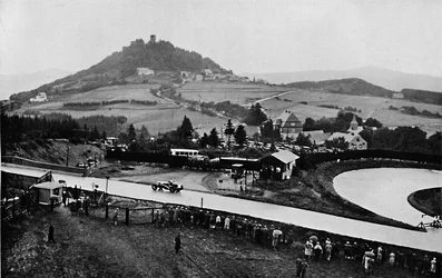O anel de Nurburg, montanhas Eifel, Alemanha, 1937