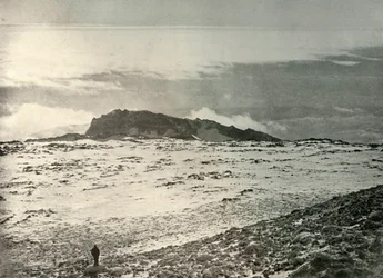 A velha cratera de Erebus, com uma cratera mais antiga ao fundo, c1908, 1909