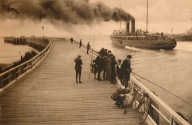 O cais e a entrada do Mail-Steamer, c1928