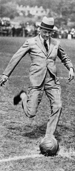O príncipe de Gales começou o jogo de futebol dos Spurs contra o Fulham, 1921