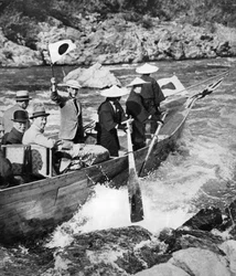 O príncipe de Gales atirando nas corredeiras em Kyoto, Japão, 1922
