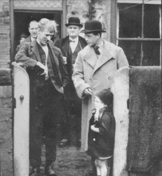 O Príncipe de Gales visitando uma cabana de mineiros no nordeste da Inglaterra, 1929 1936