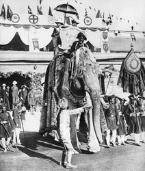 O príncipe de Gales com o marajá de Gwalior durante sua turnê indiana, 1921.